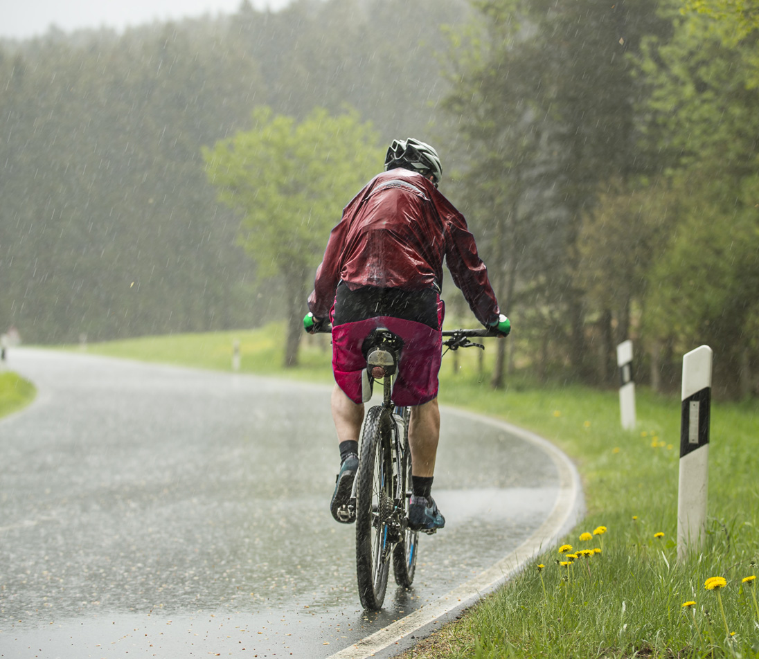 Qué llevo para practicar ciclismo durante el otoño lluvioso? Younextbike. Salud y Rendimiento para el Ciclista